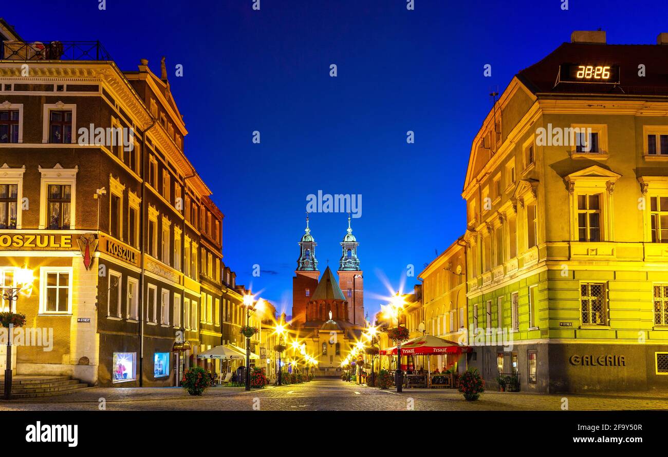 Gniezno, Polen - 1. Juli 2015: Altstadt, historisches Stadtzentrum mit Tumska-Straße und Kathedrale der Jungfrau Maria Himmelfahrt und St. Wojciech auf dem Lech-Hügel Stockfoto