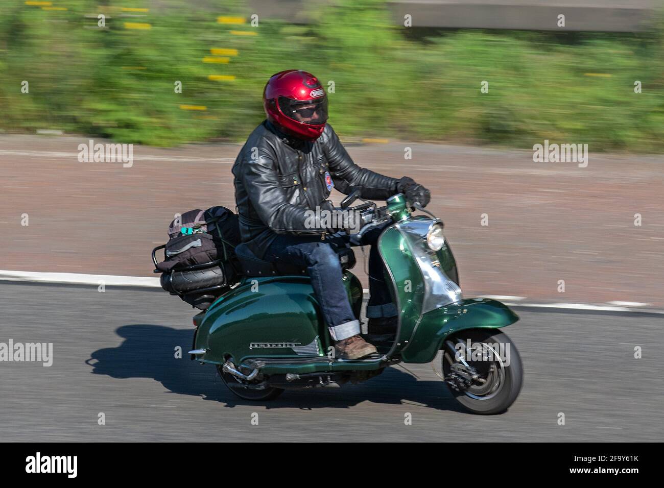 Green Lambretta Roller Innocenti Series 1, Motorradfahrer; Zweiradtransport, italienische Motorräder, Fahrzeug auf britischen Straßen, Motorräder, Motorradfahrer, Motorradfahrer fahren in Manchester, Großbritannien Stockfoto