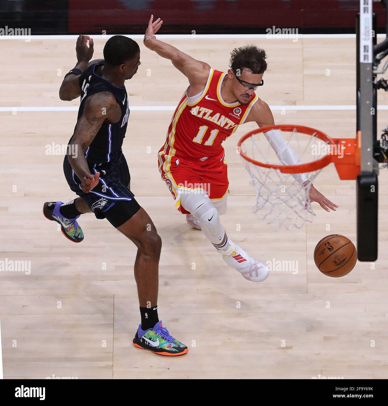 Atlanta, USA. April 2021. Die Atlanta Hawks' Trae Young (11) fährt am Dienstag, den 20. April 2021, in der State Farm Arena in Atlanta in den Korb gegen den Orlando Magic's Dwayne Bacon. (Foto von Curtis Compton/Atlanta Journal-Constitution/TNS/Sipa USA) Quelle: SIPA USA/Alamy Live News Stockfoto