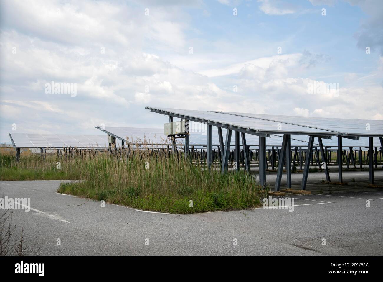 Solarpark, Feld von Photovoltaik-Panels in der Nähe von Pisa Italien Stockfoto