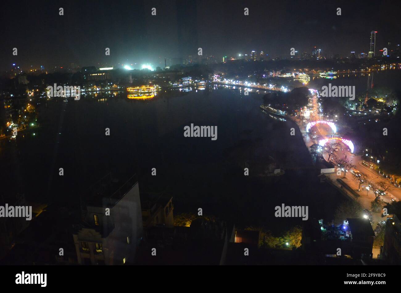 Blick auf eine Bucht bei Nacht Stockfoto