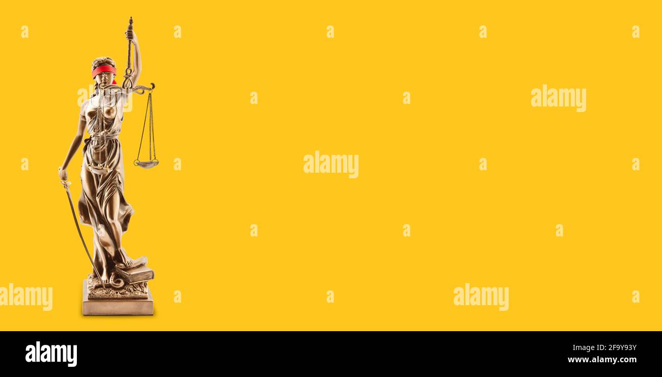 Blind Lady Justice mit Augenbinde vor gelbem Hintergrund mit Kopie Raum als Rechtskonzept Stockfoto