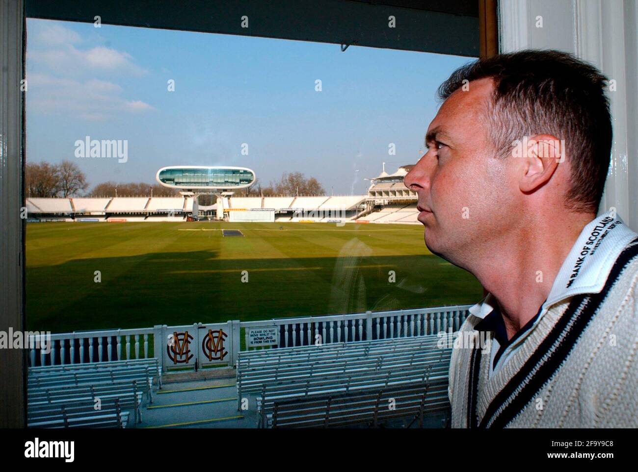 ANGUS FRASER IM LANGEN RAUM BEI LORDS 10/4/2002 BILD DAVID ASHDOWN Stockfoto