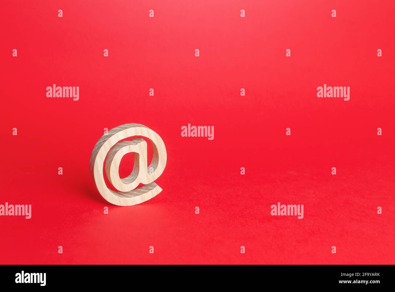 E-Mail-Figur auf rotem Hintergrund. BEI kommerziellem Symbol. Kontaktkommunikation. Geschäftsvertretung im Internet und in sozialen Medien. Konzept der E-Mail Stockfoto