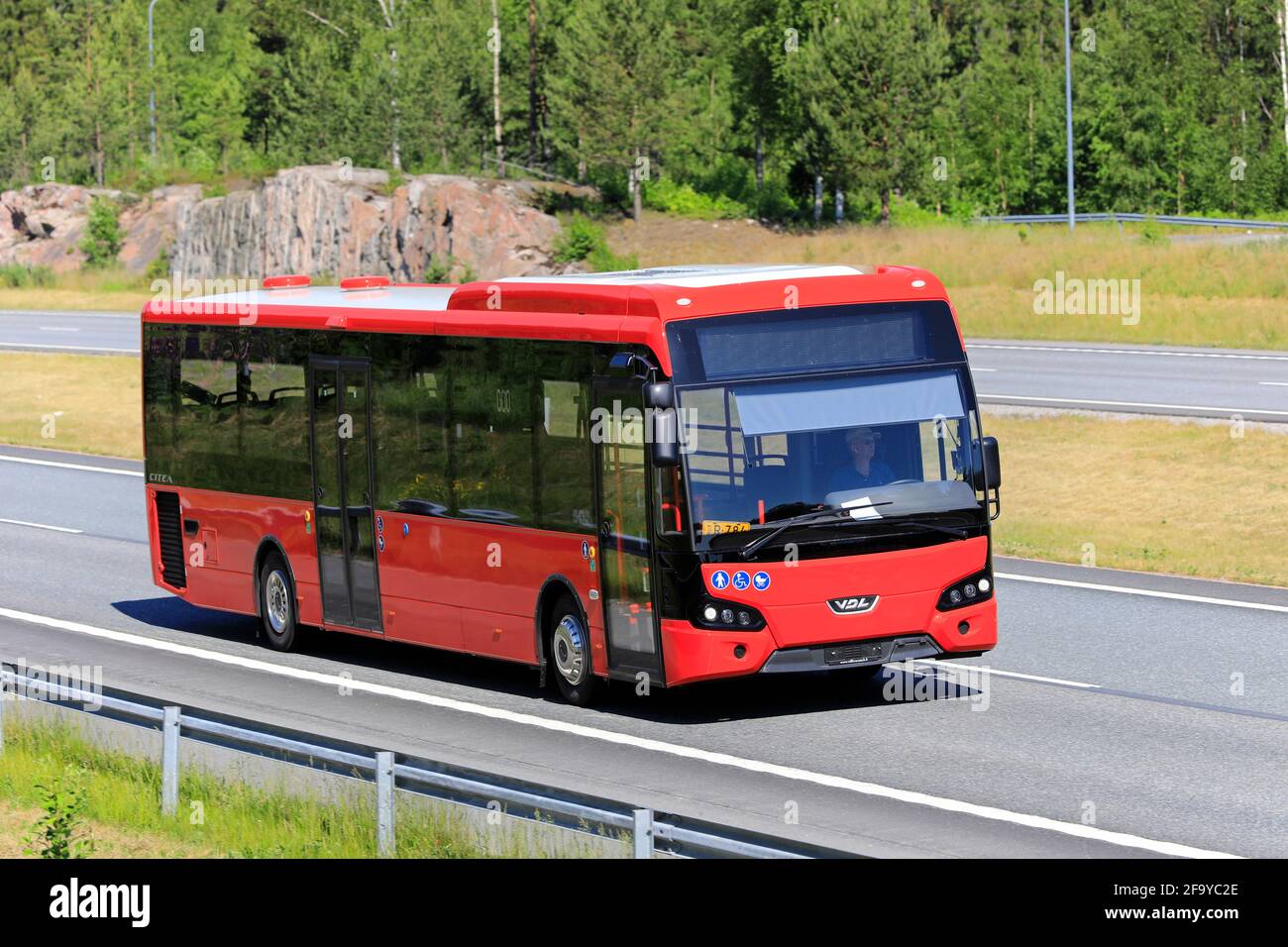 Roter VDL Citea niedriger Stadtbus, der an einem schönen Sommertag auf der Autobahn fährt. Salo, Finnland. 17. Juni 2020. Stockfoto