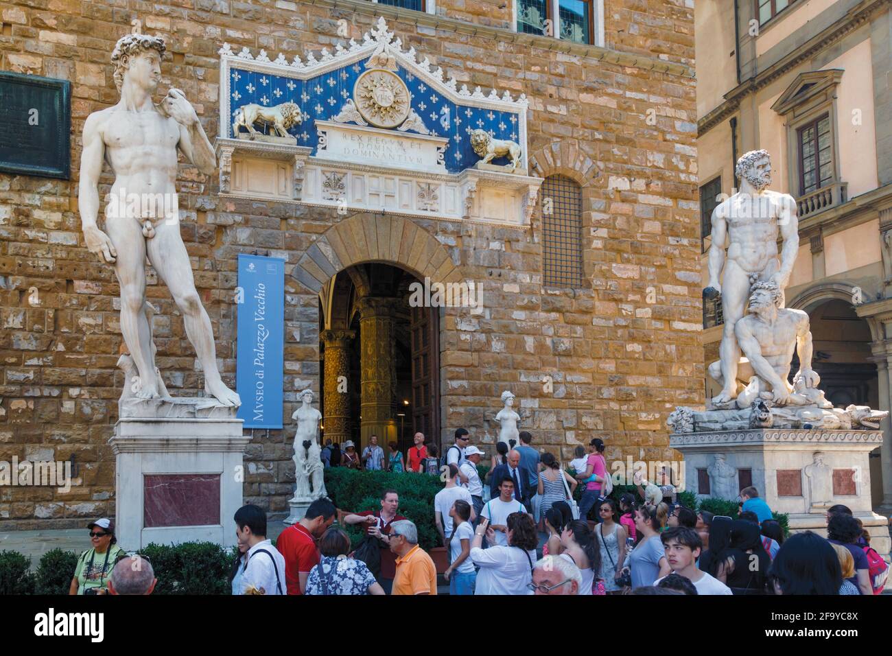 Florenz, Provinz Florenz, Toskana, Italien. Eingang zum Palazzo Vecchio, flankiert von einer Kopie von Michelangelos David und Bacio Bandinellis Hercu Stockfoto