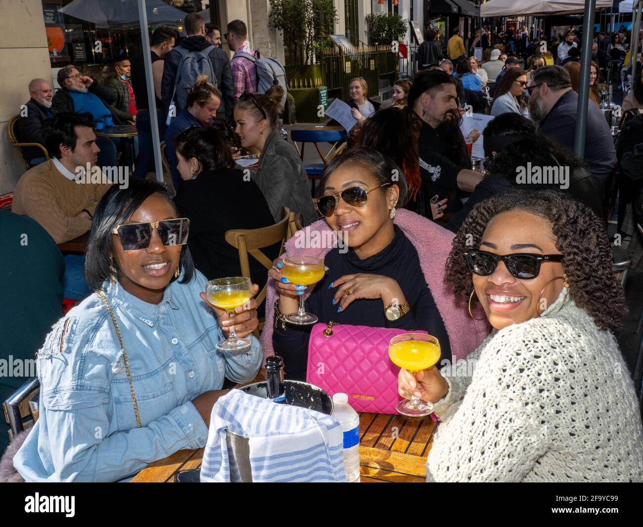 Trinker und Diner in Soho, London, am ersten Samstag nach Lockerung der Restriktionen am 17. April 2021. Stockfoto