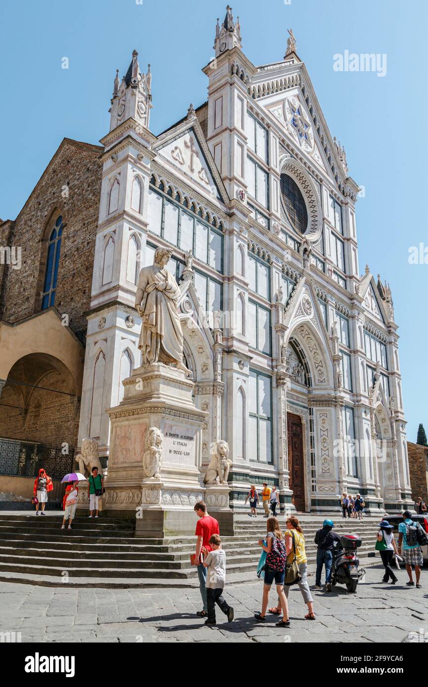 Florenz, Provinz Florenz, Toskana, Italien. Kirche Santa Croce und Statue des Schriftstellers Dante Alighieri. Das historische Zentrum von Florenz ist ein UNESCO-Weltkulturerbe Stockfoto