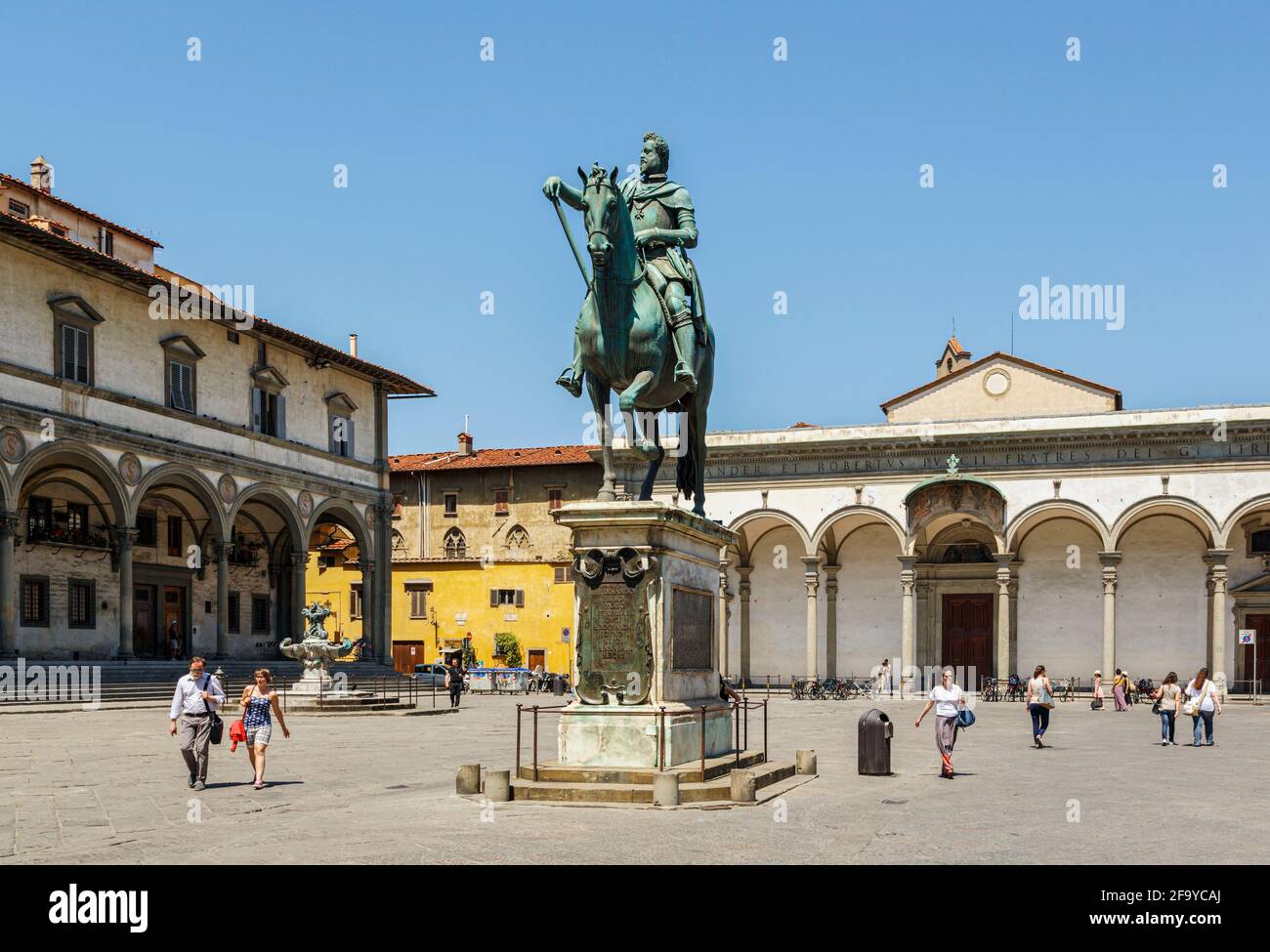 Provinz Florenz, Florenz, Toskana, Italien. Piazza della Santissima Annunziata. Statue von Ferdinando I de' Medici, Großherzog der Toskana, 1549-16. Stockfoto
