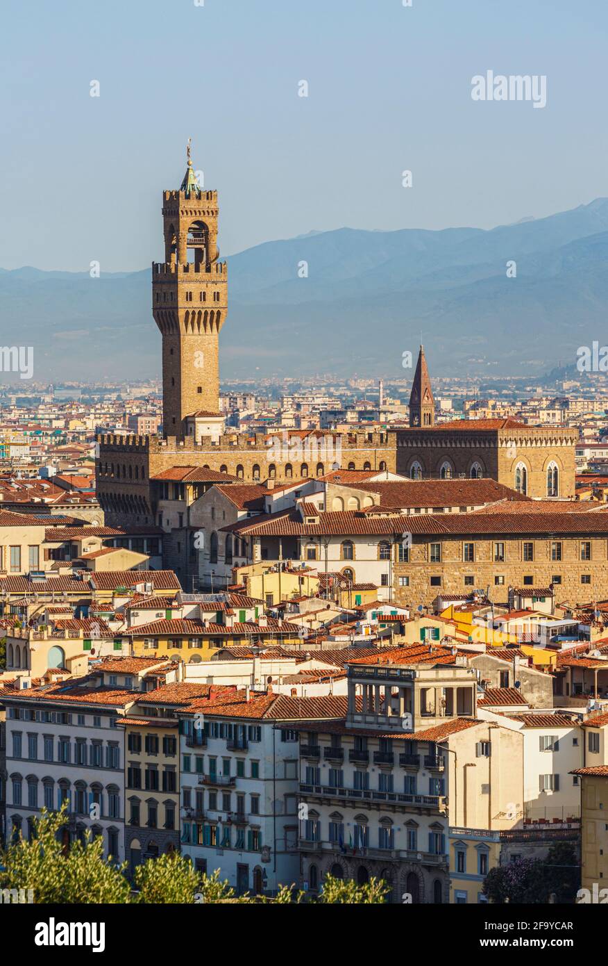 Florenz, Provinz Florenz, Toskana, Italien. Der markante Turm des Palazzo Vecchio erhebt sich über die Dächer der Stadt. Das historische Zentrum von Florenc Stockfoto