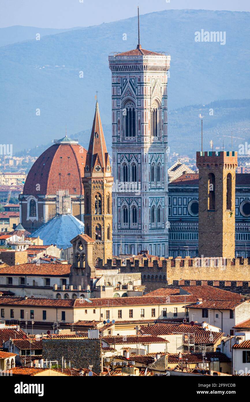 Florenz, Toskana, Italien. Der Campanile. Blick von der Piazzale de Michelangelo auf den Glockenturm neben dem Dom (Basilika Santa Maria del Fiore). Stockfoto