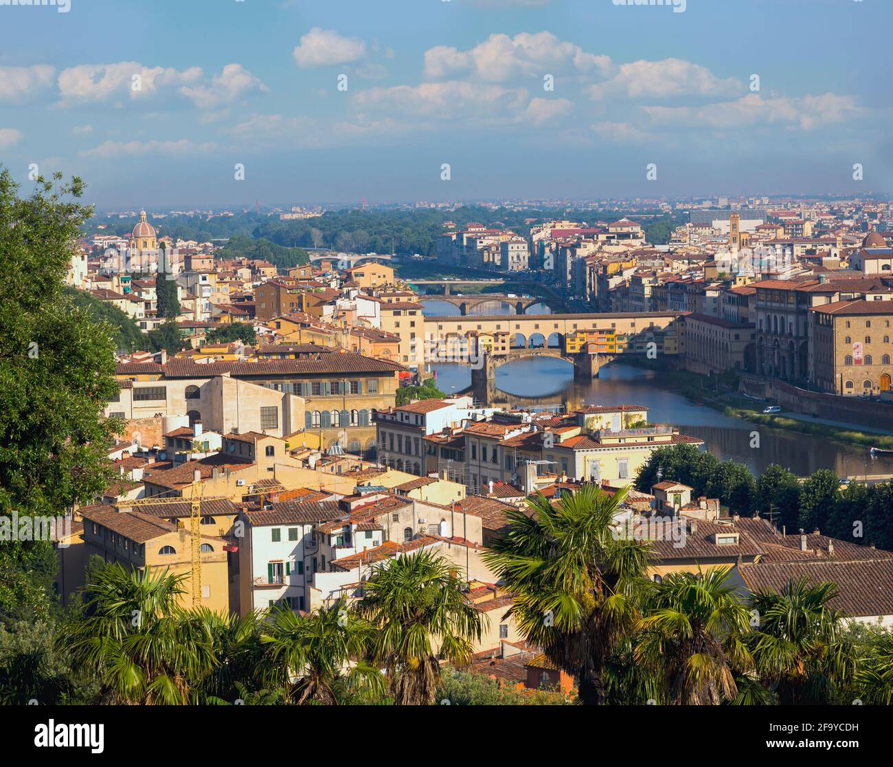 Florenz, Provinz Florenz, Toskana, Italien. Blick von der Piazzale Michelangelo auf die Brücken über den Arno. Ponte Vecchio im Vordergrund. Stockfoto