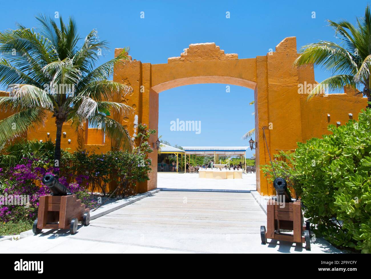 Die Festung wie Eingang zum Touristendorf auf Half Moon Cay, der Insel, die keinen ständigen Wohnsitz hat (Bahamas). Stockfoto