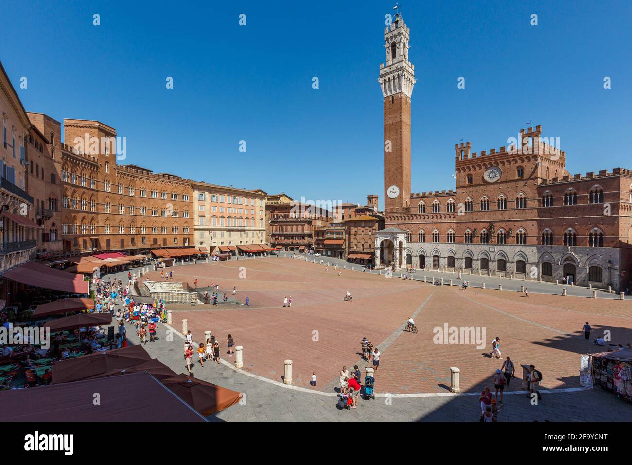 Siena, Provinz Siena, Toskana, Italien. Der Palazzo Pubblico mit dem Torre de Mangia gegenüber der Piazza del Campo. Stockfoto