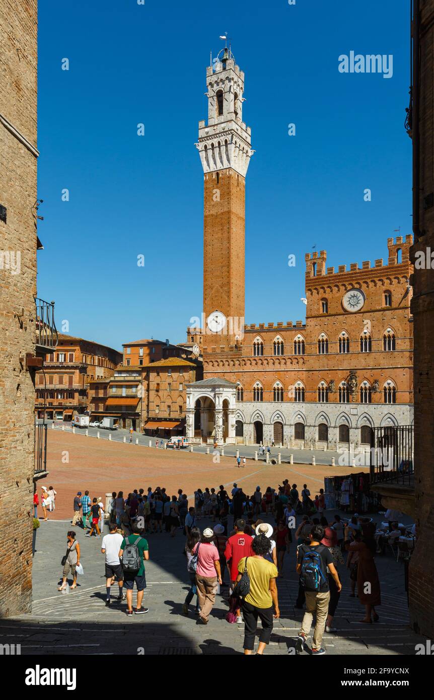 Siena, Provinz Siena, Toskana, Italien. Der Palazzo Pubblico mit dem Torre de Mangia gegenüber der Piazza del Campo. Stockfoto
