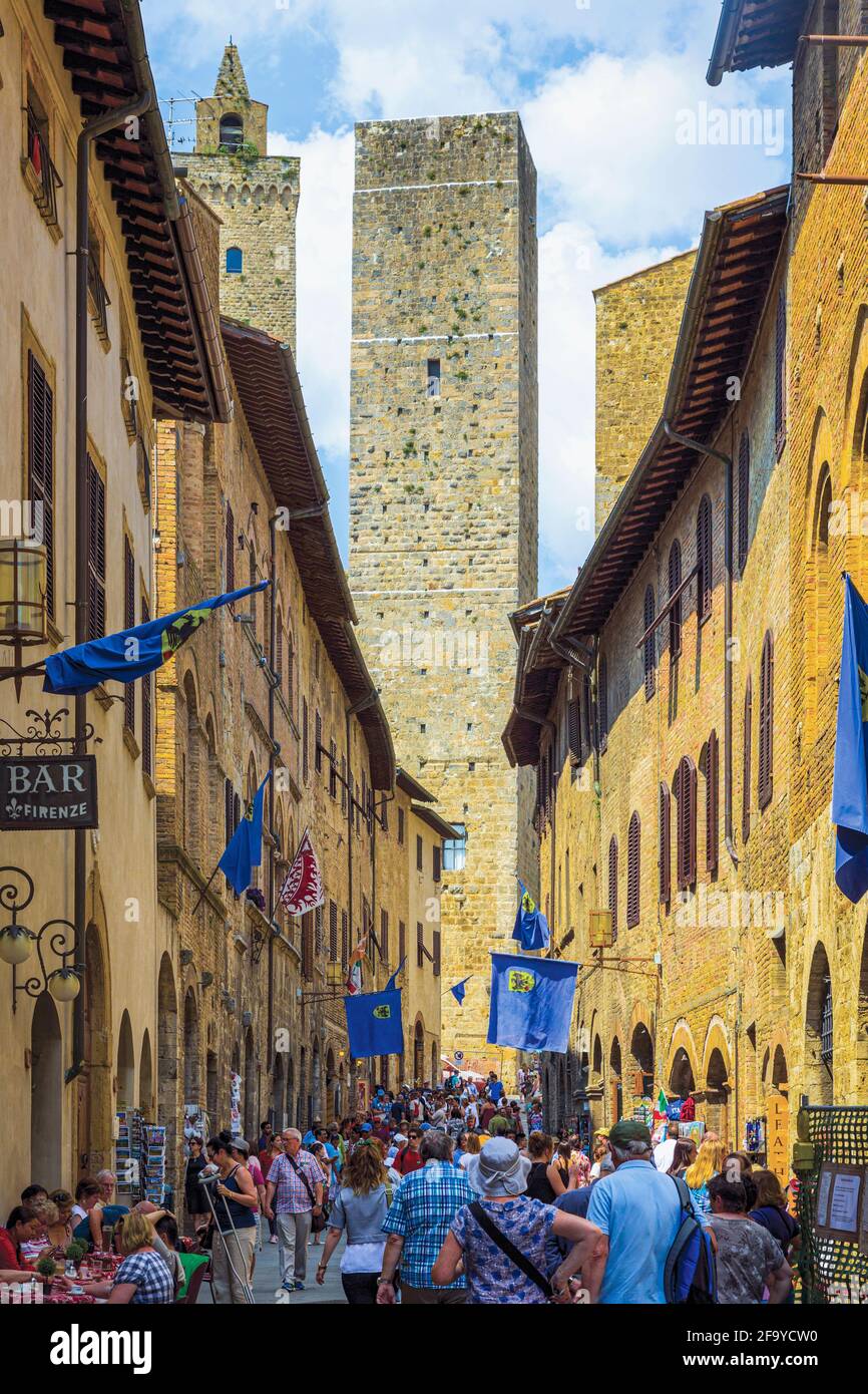 San Gimignano, Provinz Siena, Toskana, Italien. Typische Straßenszene. Das historische Zentrum von San Gimignano ist ein UNESCO-Weltkulturerbe. Stockfoto
