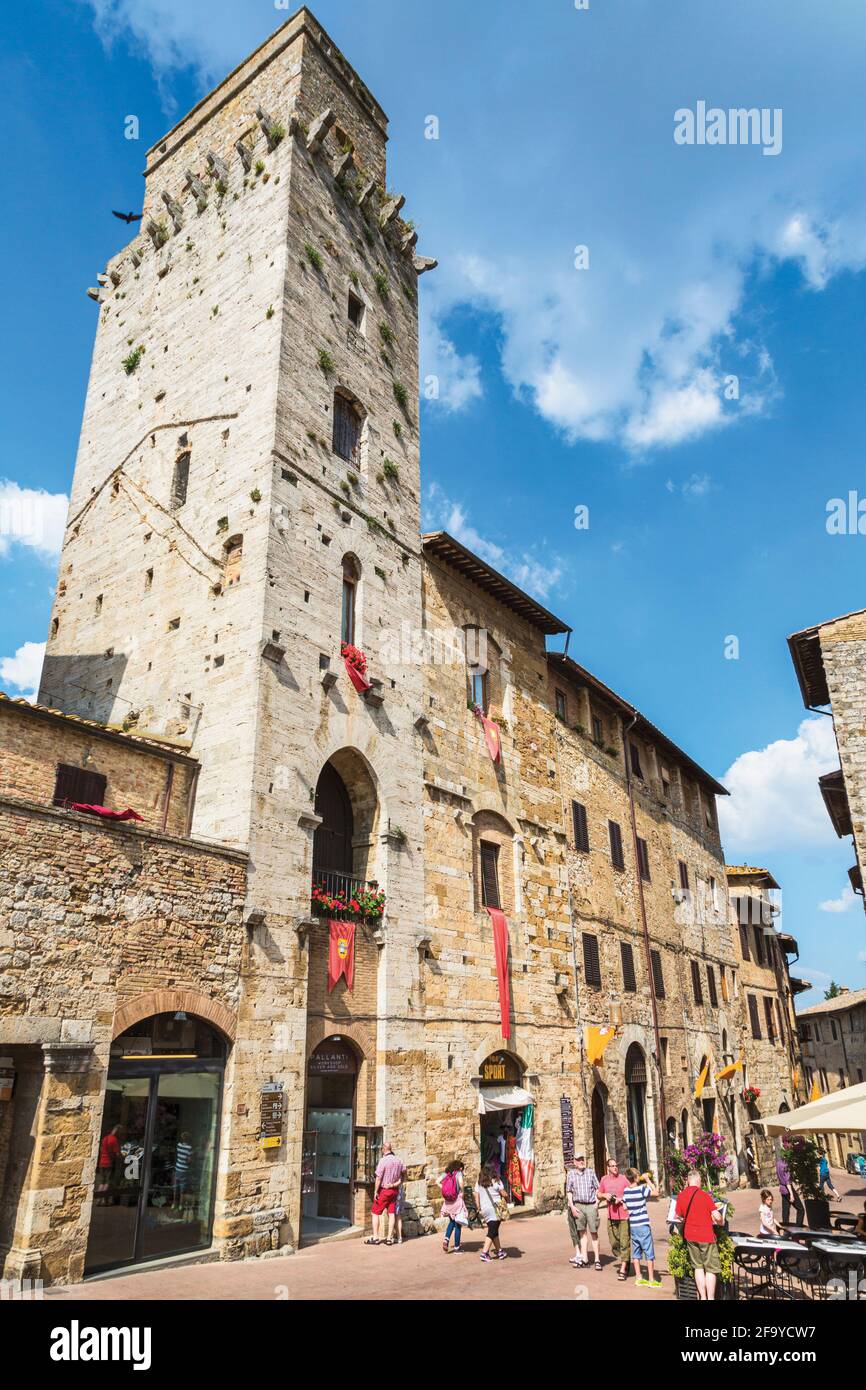 San Gimignano, Provinz Siena, Toskana, Italien. Torre del Diavolo, der Teufelsturm, auf der Piazza della Cisterna. Das historische Zentrum von San Gimignano i Stockfoto