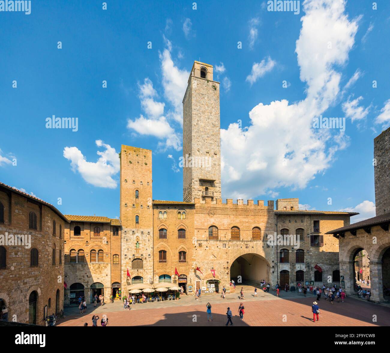 San Gimignano, Provinz Siena, Toskana, Italien. Piazza del Duomo. Das historische Zentrum von San Gimignano ist ein UNESCO-Weltkulturerbe. Stockfoto
