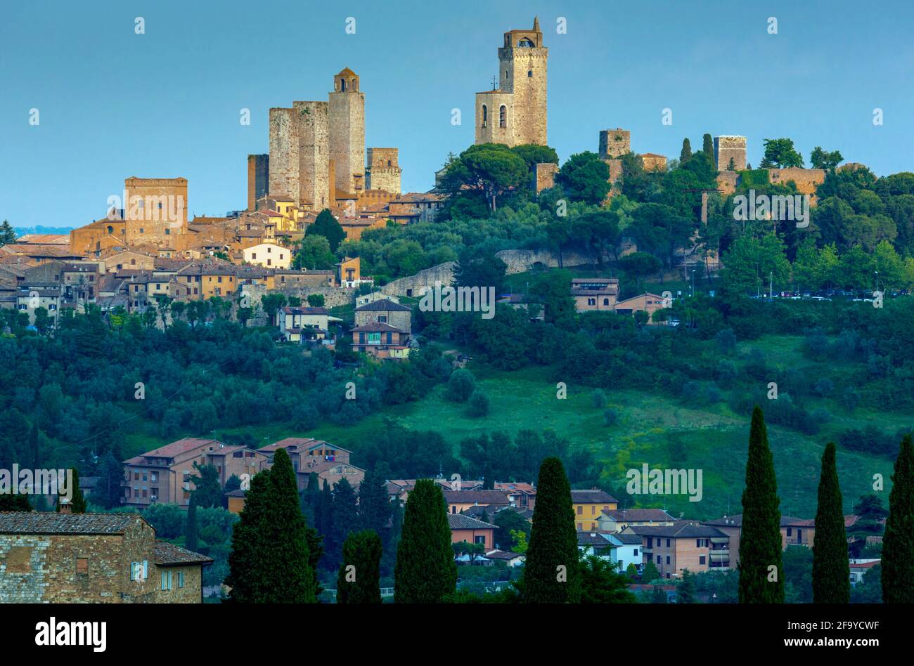 San Gimignano, Provinz Siena, Toskana, Italien. Gesamtansicht. Das historische Zentrum von San Gimignano ist ein UNESCO-Weltkulturerbe. Stockfoto