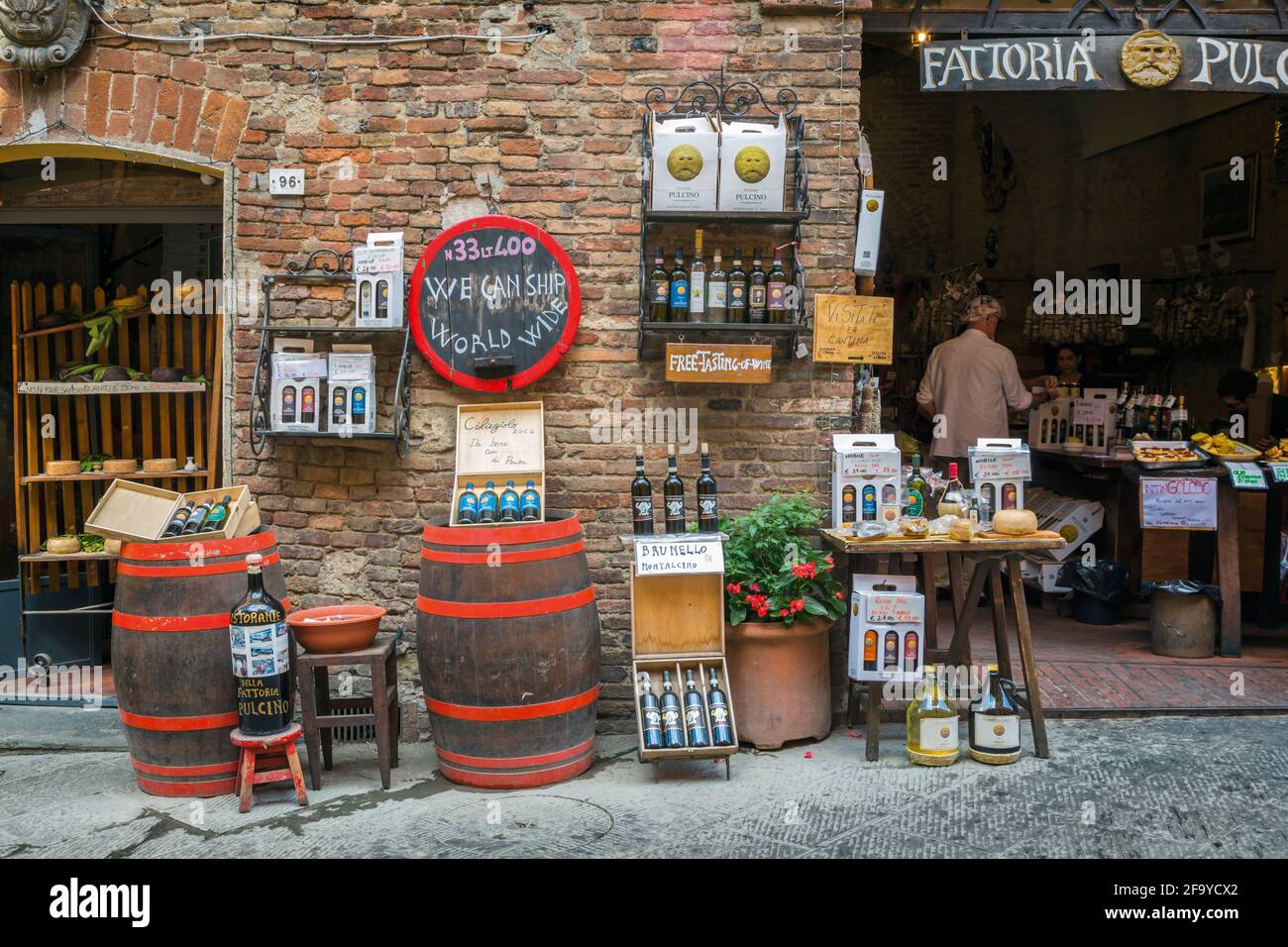 Montepulciano, Provinz Siena, Toskana, Italien. Wein- und Lebensmittelgeschäft für den Tourismus. Stockfoto