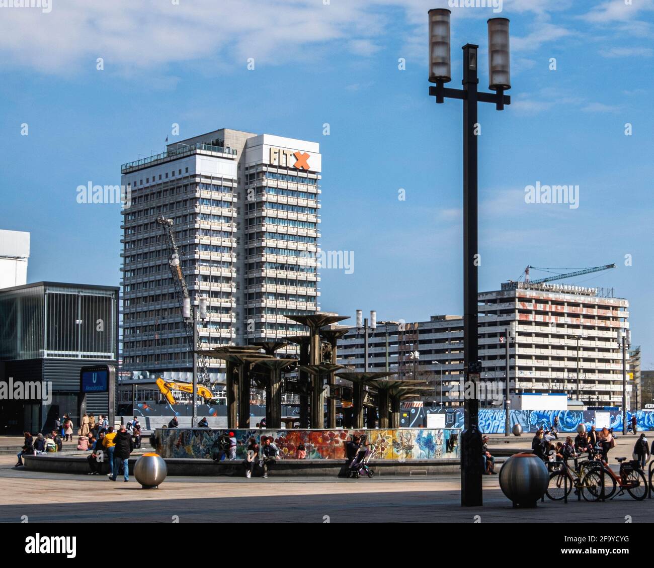 Brunnen der Freundschaft der Menschen. Brunnen von Walter Womacka im Jahr 1970 zur Feier des 21. Jahrestages der Gründung der DDR, Alexanderplatz, Berlin Stockfoto