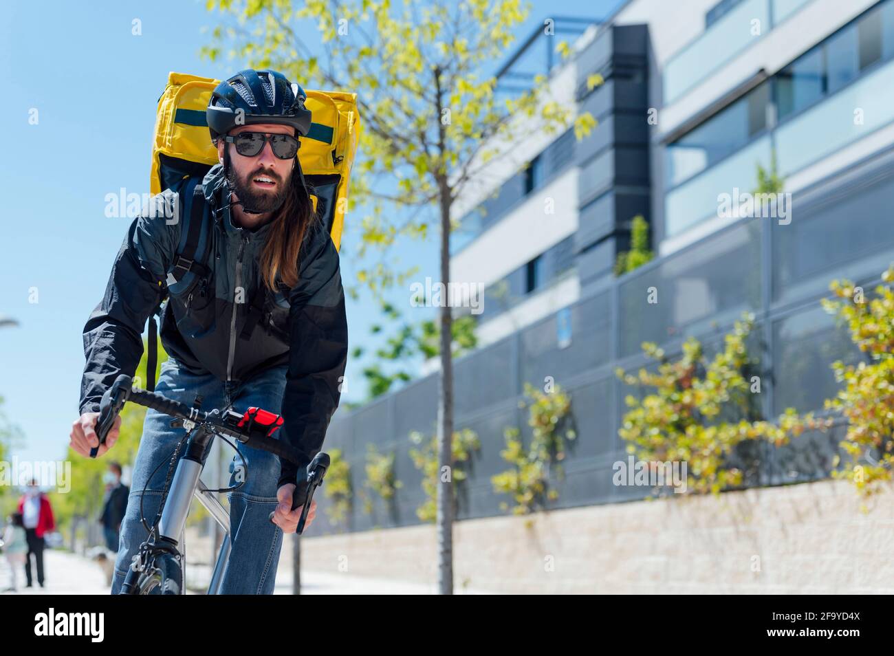 Kurier mit Fahrrad liefert Pakete in der Stadt. Speicherplatz kopieren. Stockfoto