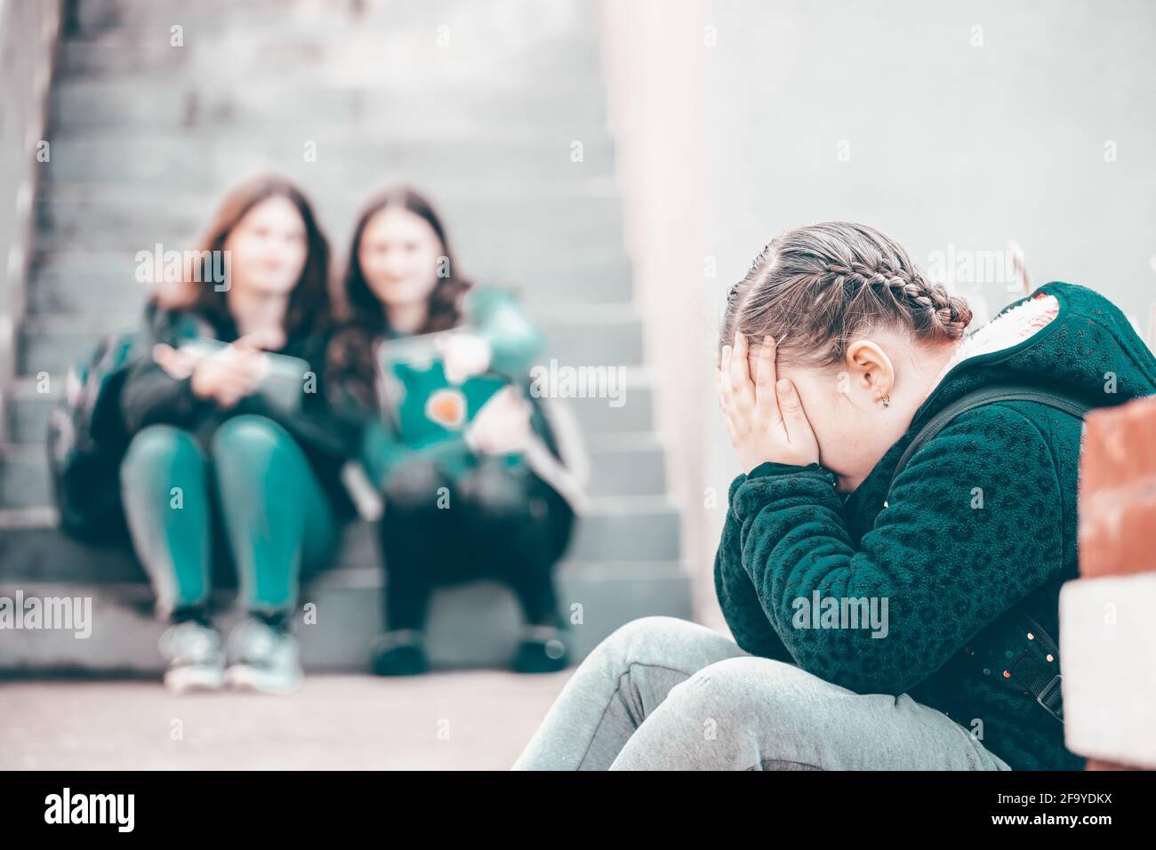 Mädchen, das in der Schule schikaniert wird. Isolation und Mobbing der Bildungsschule. Stockfoto