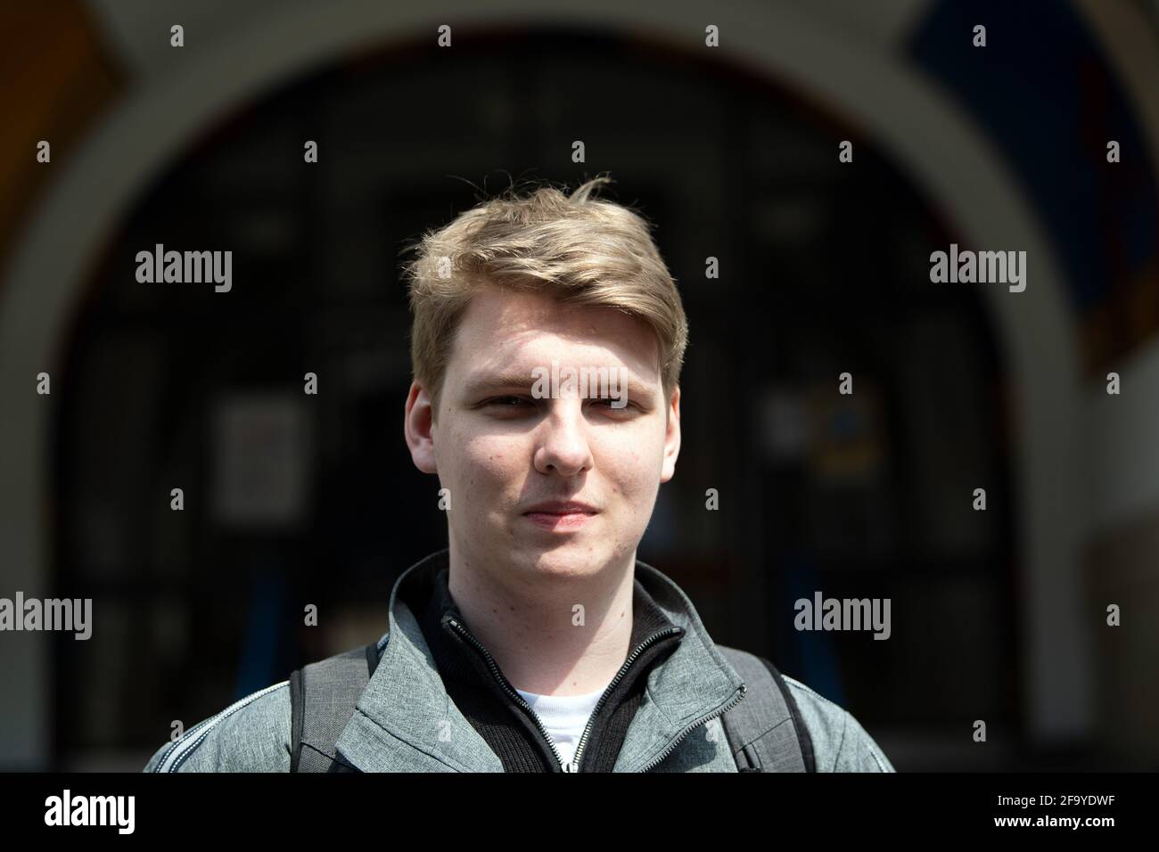 Düsseldorf, Deutschland. April 2021. Thomas Niebuer, Absolvent der Hochschule, steht vor dem Eingang des Leibniz-Montessori-Gymnasiums. Am 23.04.2021 beginnen in Nordrhein-Westfalen die Abitur-Prüfungen für rund 90,000 Schüler unter erschwerten pandemischen Bedingungen. Vor dem 'Abi 2021' sind 79,000 Schüler von Gymnasien, Gesamtschulen, Weiterbildungskollegs und Waldorfschulen sowie 11,000 Examinees an Berufskollegs, wie das Bildungsministerium mitteilte. Quelle: Federico Gambarini/dpa/Alamy Live News Stockfoto