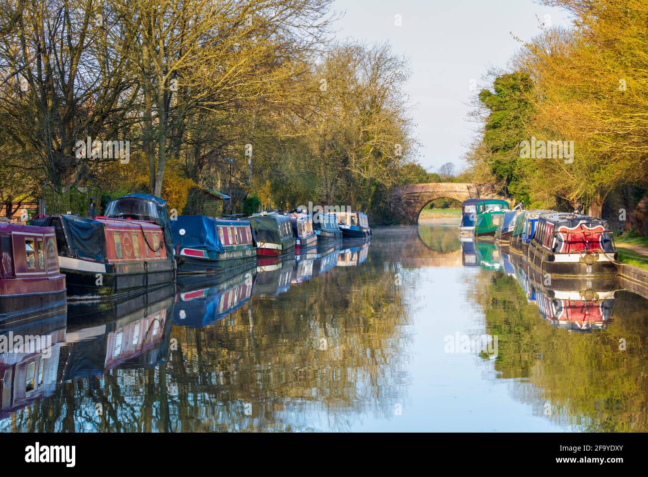 Narrowboats, die am Frühlingsmorgen entlang des Kennet- und Avon-Kanals festmachten, Kintbury, West-berkshire, England, Großbritannien, Europa Stockfoto