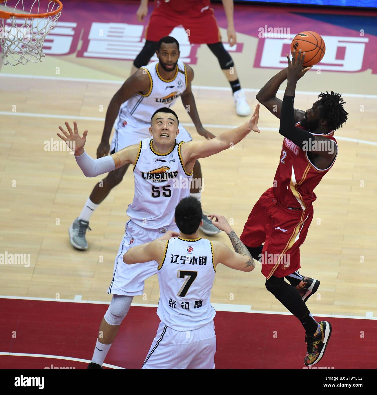 Zhuji, Chinas Provinz Zhejiang. April 2021. Maurice Ndour (R) von Zhejiang Golden Bulls schießt während des Halbfinalmatches zwischen Zhejiang Golden Bulls und Liaoning Flying Leopards in der Saison 2020-2021 der Chinese Basketball Association (CBA) League in Zhuji, Ostchina, Provinz Zhejiang, 21. April 2021. Quelle: Sadat/Xinhua/Alamy Live News Stockfoto