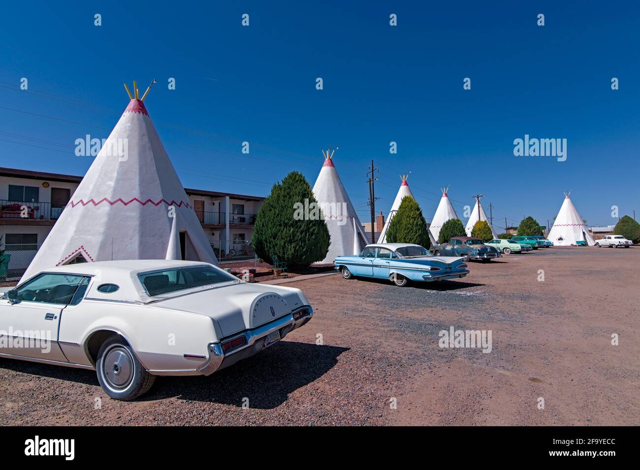 HOLBROOK, Arizona USA - 4. April 2021: Wigwam Hotel an der Route 66, wo Gäste in Tipi Wigwam zwischen geparkten Oldtimern schlafen können. Stockfoto