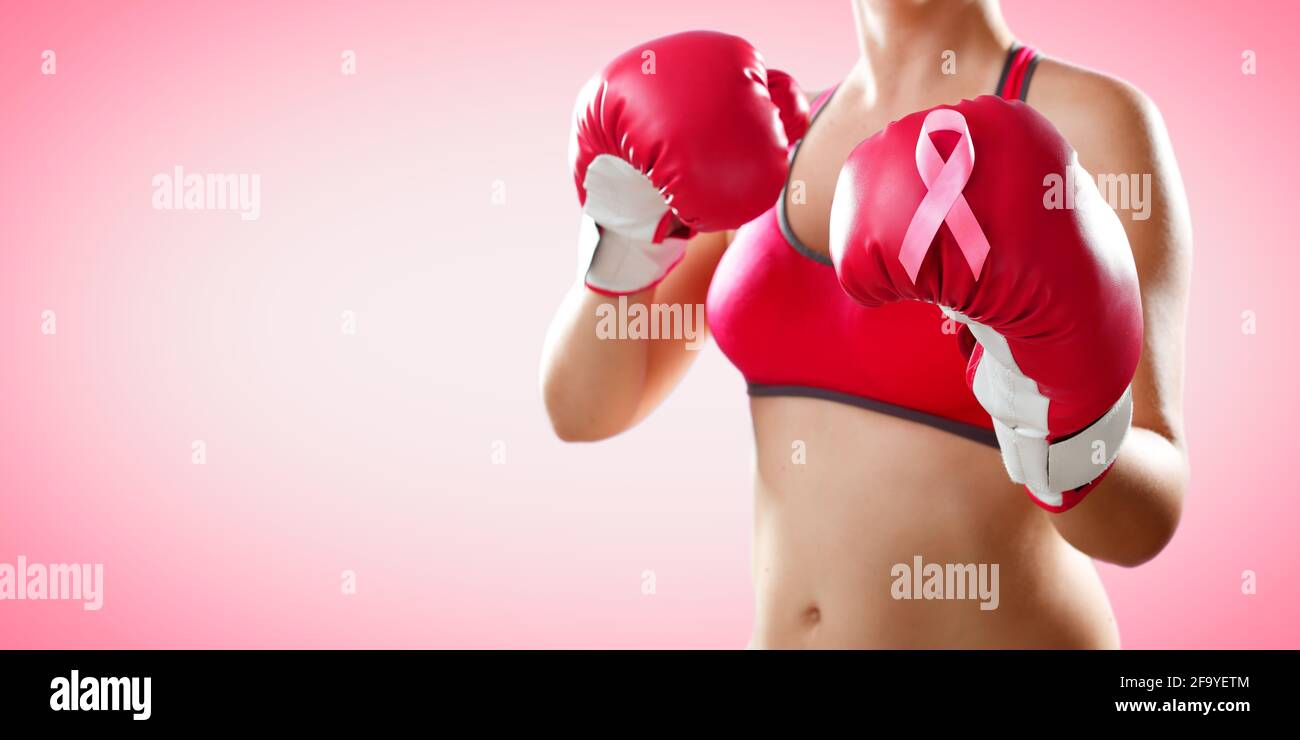 Kampf Gegen Brustkrebs - Boxerin Frau Mit Boxhandschuhe Und Pink Ribbon Stockfoto