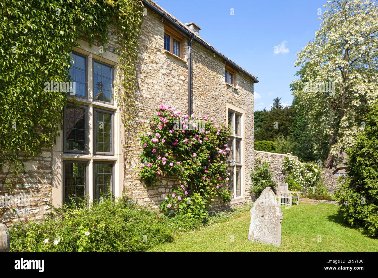 Ampney Park anliegenden Friedhof Holy Rood Kirche in die Cotswold Dorf Ampney Crucis, Gloucestershire UK Stockfoto