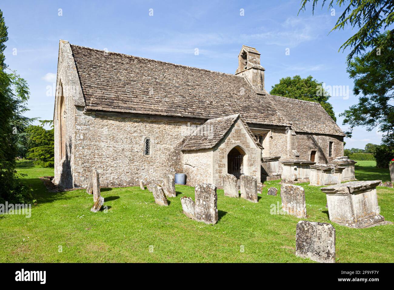 Norman St Mary in die Cotswold Dorf Ampney St Mary, Gloucestershire UK Stockfoto
