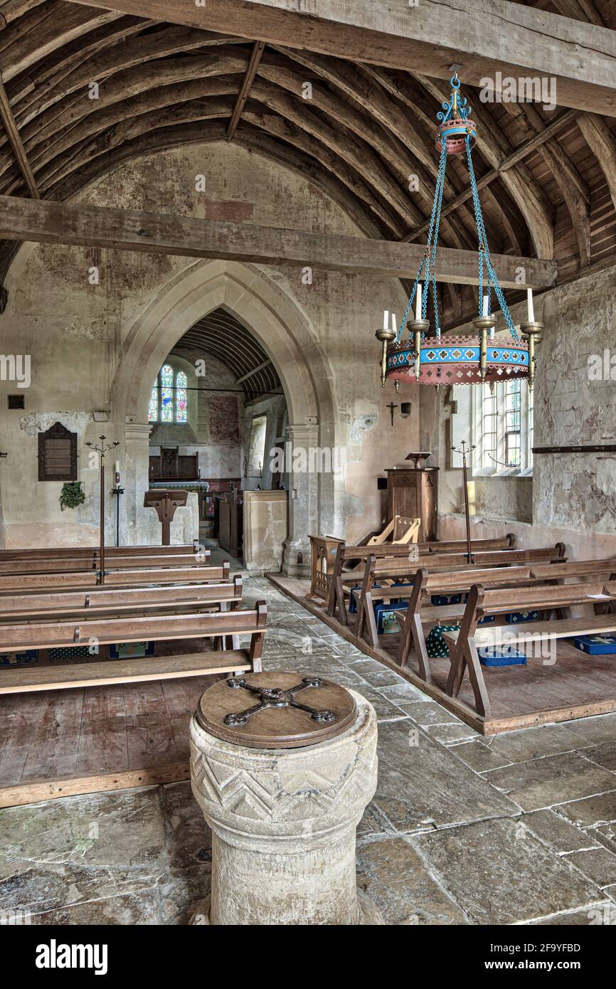 Das Innere der normannischen Kirche St. Mary im Cotswold-Dorf Ampney St. Mary, Gloucestershire, Großbritannien Stockfoto