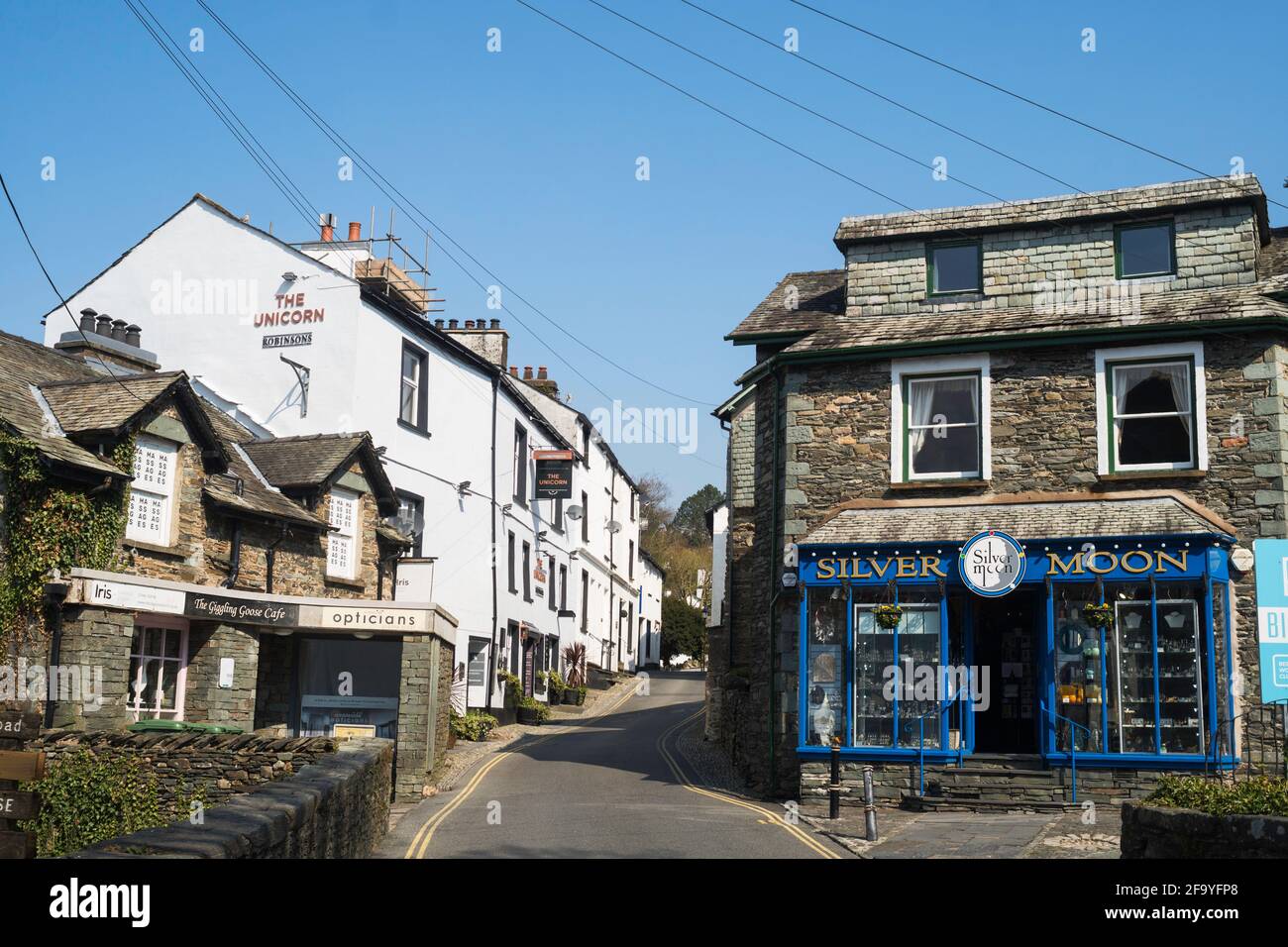 Der Edelsteinladen Silver Moon und der Unicorn Pub in North Road, Ambleside, Cumbria, England, Großbritannien Stockfoto