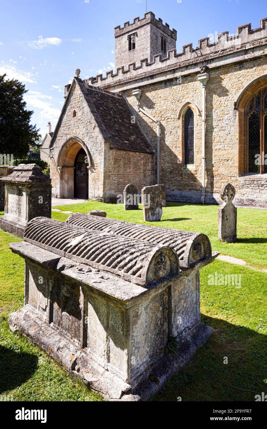 Ein Tonnengrab auf dem Kirchhof der sächsischen Kirche St. Mary im Cotswold-Dorf Bibury, Gloucestershire, Großbritannien Stockfoto