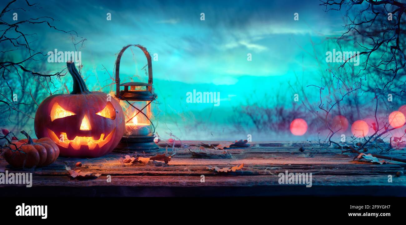 Halloween Kürbis Mit Laterne Auf Dem Tisch In Der Dämmerung Stockfoto