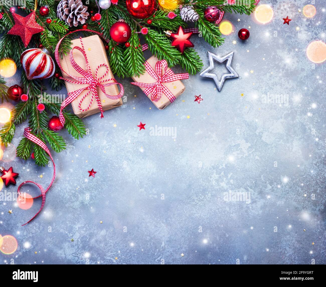 Weihnachtsgeschenke Mit Dekoration Und Tannenzweigen Stockfoto