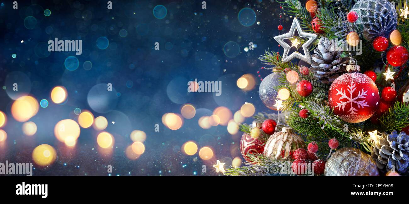 Weihnachtsbaum Mit Kugeln Und Verschwommenen Glänzenden Lichtern Stockfoto
