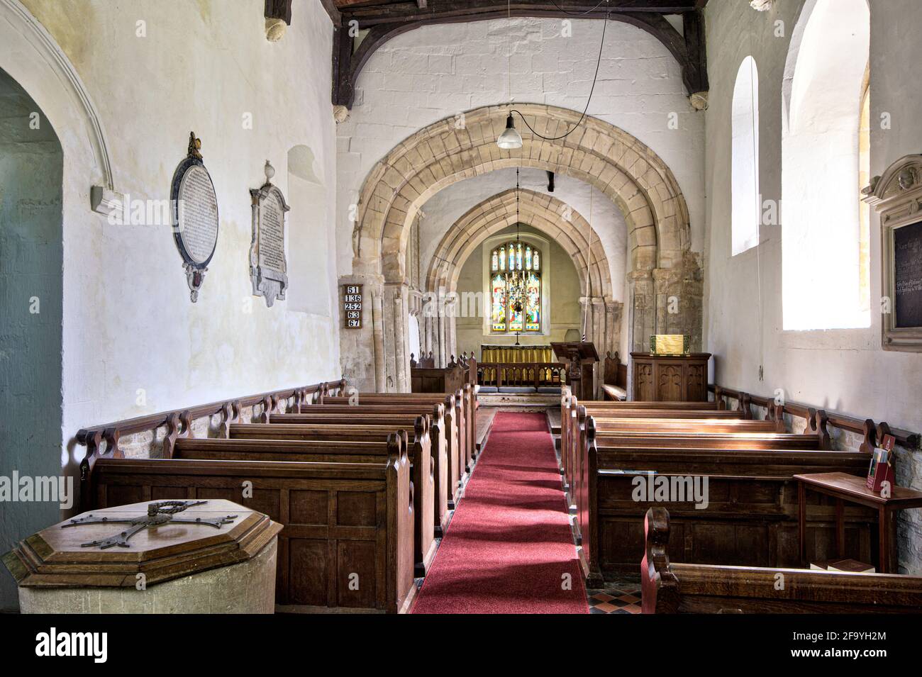 Die normannische Kirche St. James im Cotswold-Dorf Coln St Dennis, Gloucestershire, Großbritannien Stockfoto