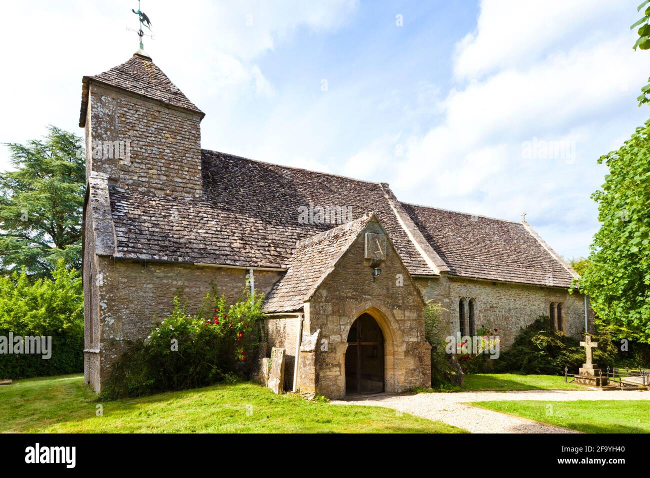 Die winzigen Norman Kirche von St. Michael & All Angels in Cotswold Dorf von Harnhill, Gloucestershire UK Stockfoto