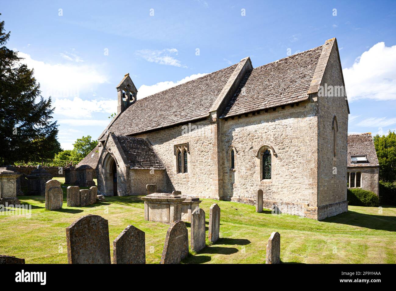 Die kleine normannische Kirche von St. Michael im Cotswold-Dorf Winson, Gloucestershire, Großbritannien Stockfoto