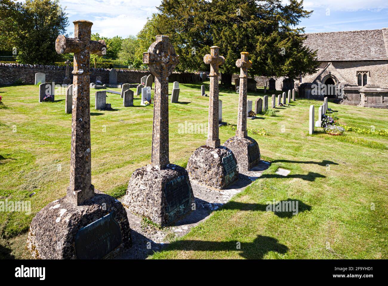 Eine Sammlung von Gedenkkreuzen auf dem Kirchhof der kleinen normannischen Kirche St. Michael im Cotswold-Dorf Winson, Gloucestershire, Großbritannien Stockfoto