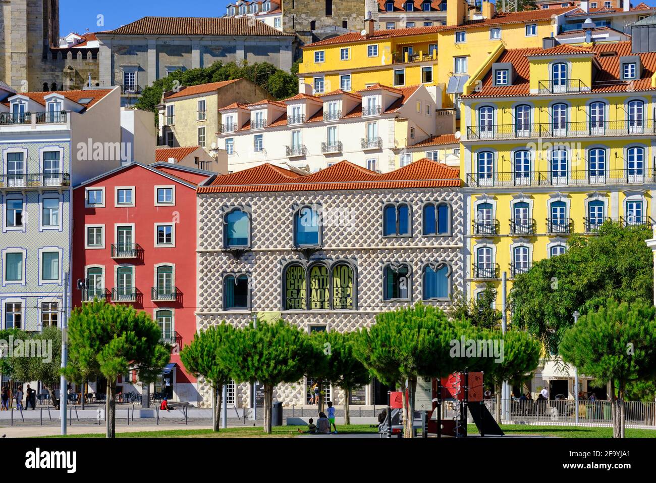 Schlosshügel mit Blick auf den Garten und den Platz Campo das Cebolas. Inmitten dieser bunten Häuser und Gebäude befindet sich die Mutterkirche aus dem 12. Jahrhundert. Lissabon Stockfoto