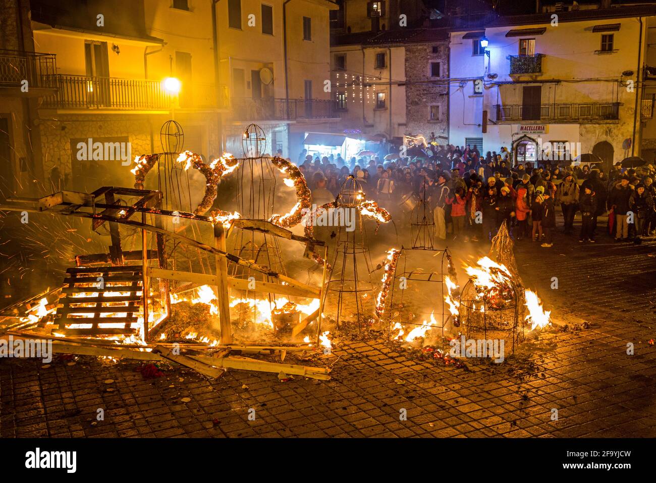 Volksfest der Abruzzen, das Sant'Antonio Abate gewidmet ist. Während des Festivals werden die Puppen des alten Jahres verbrannt. Illavallelonga, Abruzzen Stockfoto