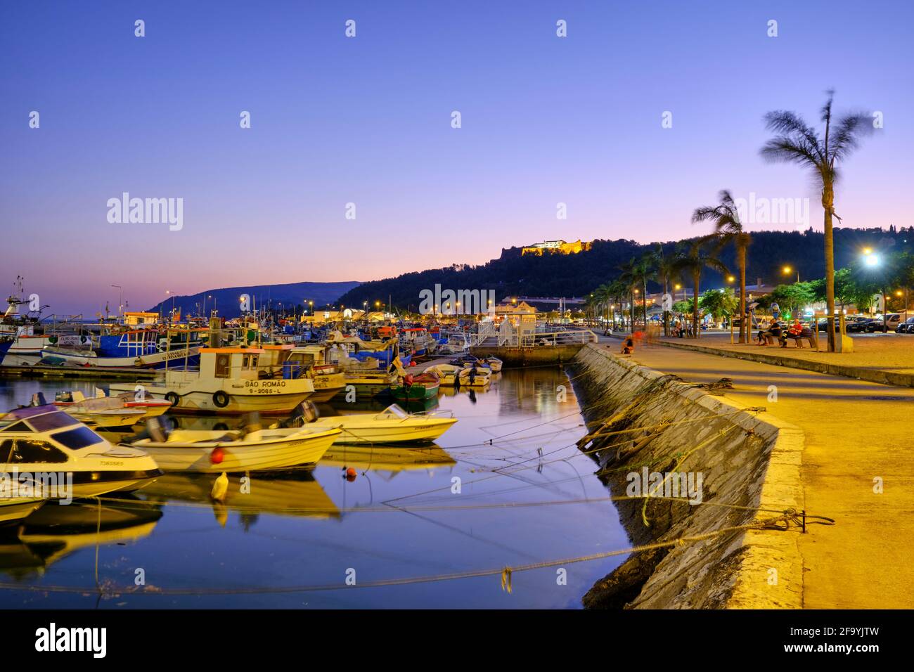 Der Fischerhafen von Setubal in der Abenddämmerung. Portugal Stockfoto