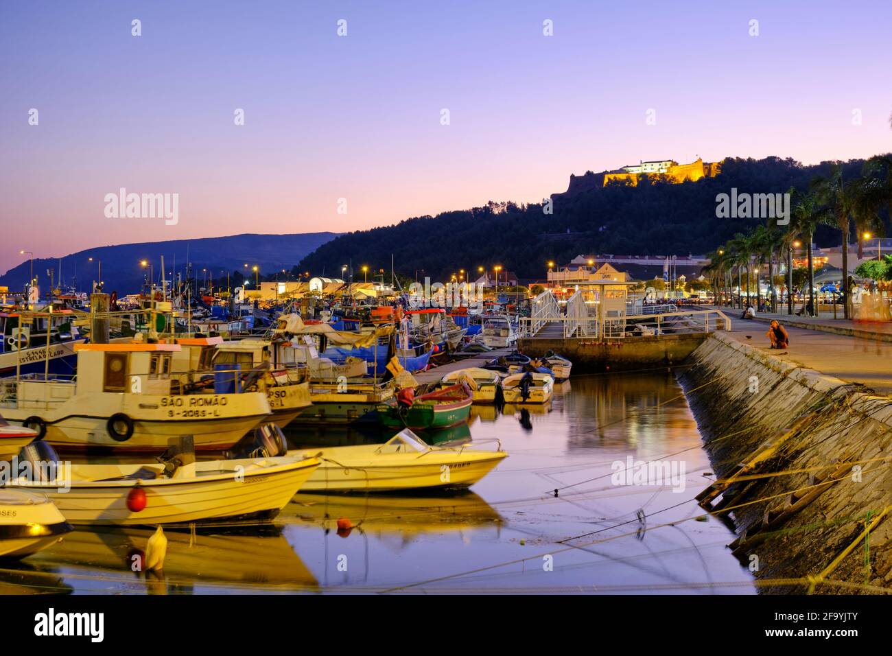 Der Fischerhafen von Setubal in der Abenddämmerung. Portugal Stockfoto