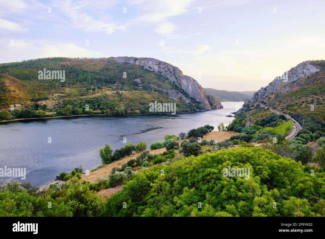 Das Naturdenkmal von Portas do Rodao, wo der Fluss Tejo durch eine nur 45 Meter breite und 170 Meter hohe Schlucht fließt. Vila Velha do Rodao, Stockfoto