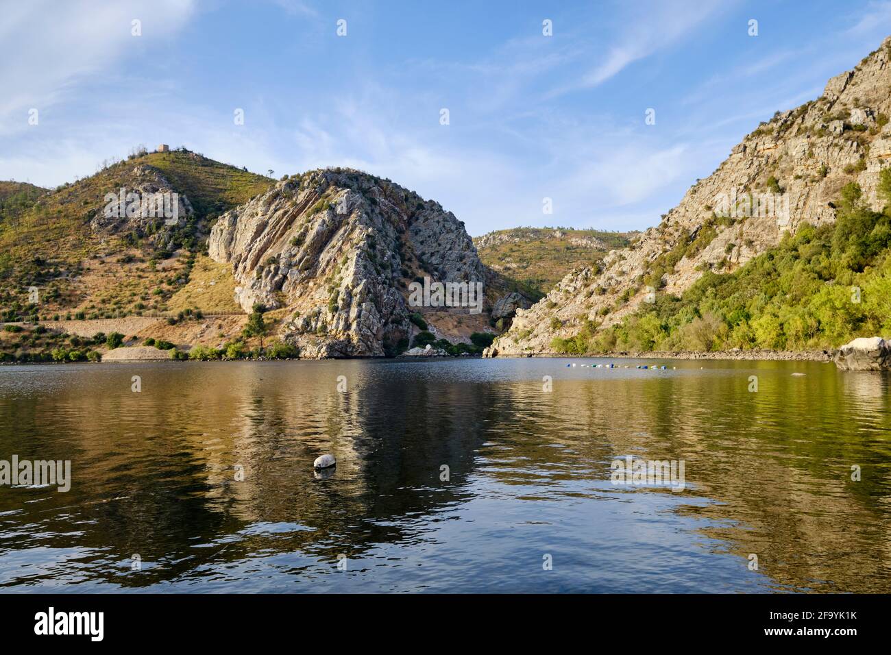 Das Naturdenkmal von Portas do Rodao, wo der Fluss Tejo durch eine nur 45 Meter breite und 170 Meter hohe Schlucht fließt. Vila Velha do Rodao, Stockfoto